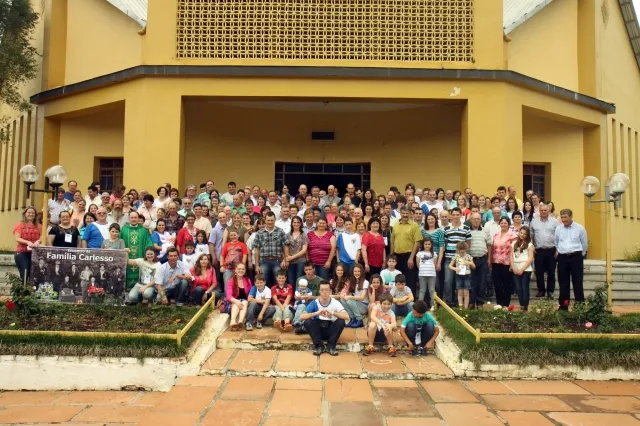 Foto de grupo do 2º Encontro da Família Carlesso, em Boqueirão do Leão, 2013, na escadaria da igreja.